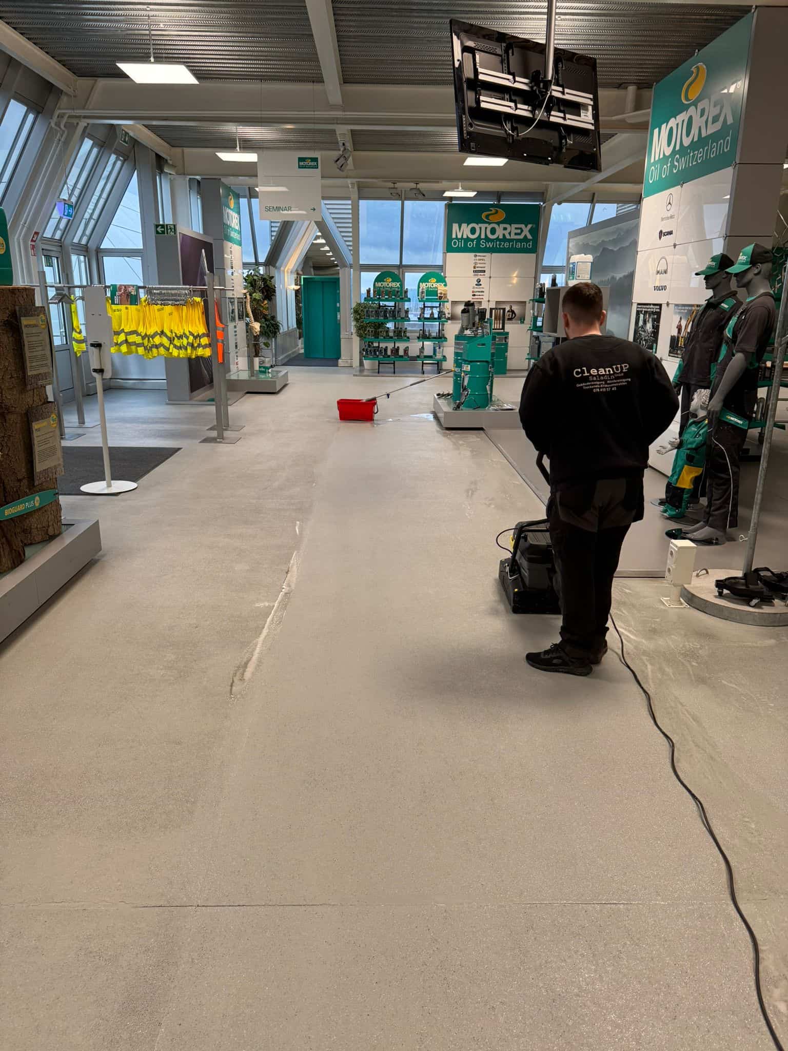 CleanUP Saladin Mitarbeiter bei einer Unterhaltsreinigung in einem Geschäft