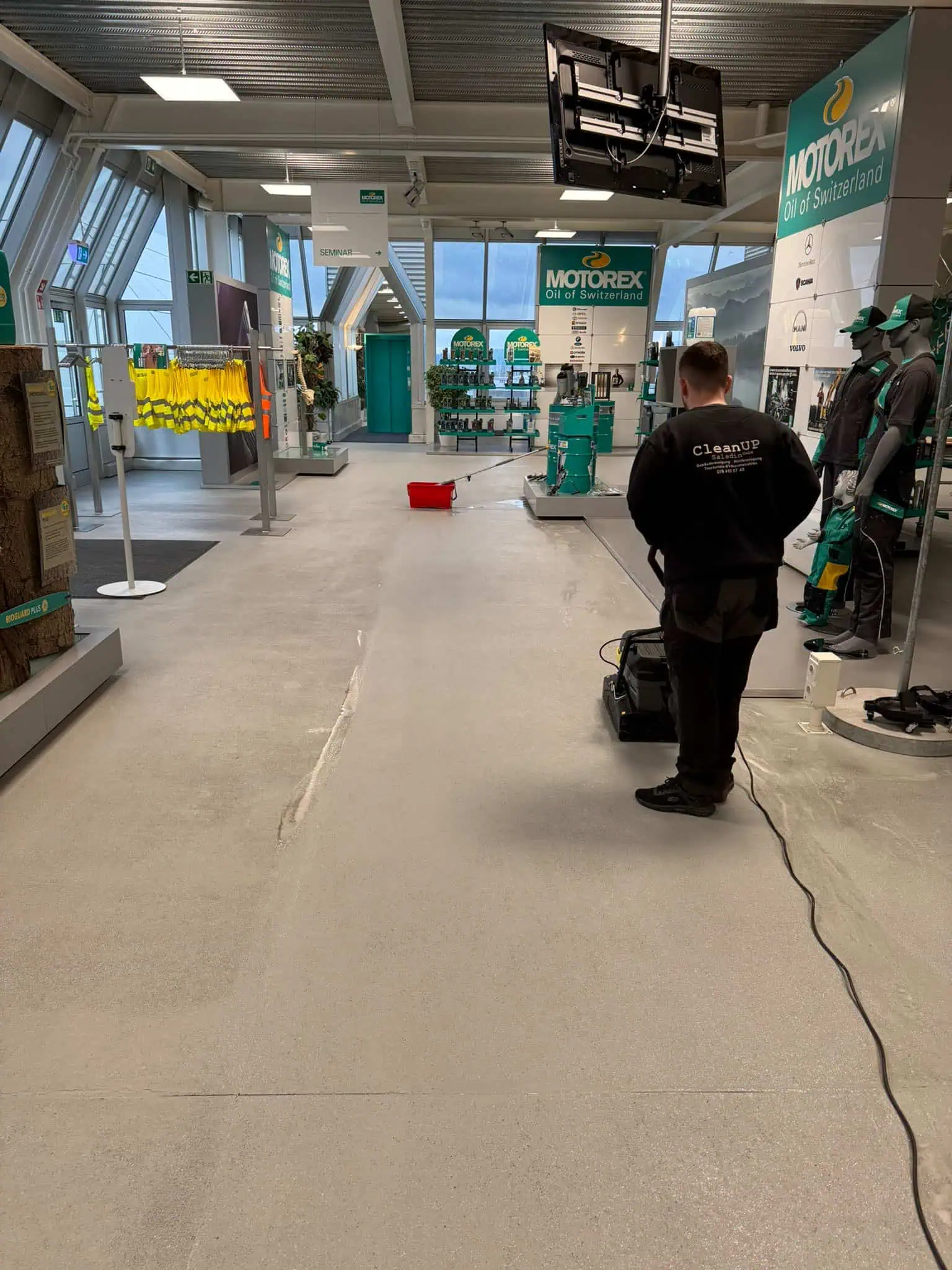 Maschinelle Bodenreinigung durch Cleanup Saladin GmbH in einer Geschäftsfläche