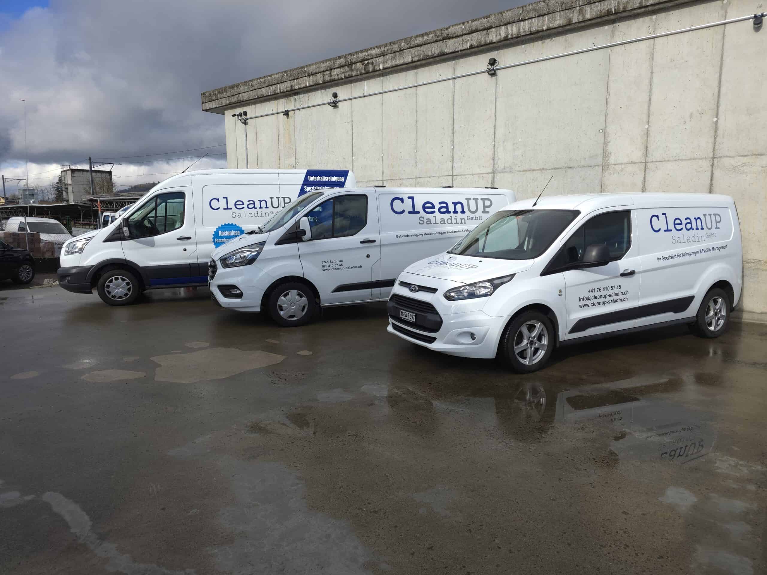Drei Einsatzfahrzeuge von CleanUP Saladin im Aargau.