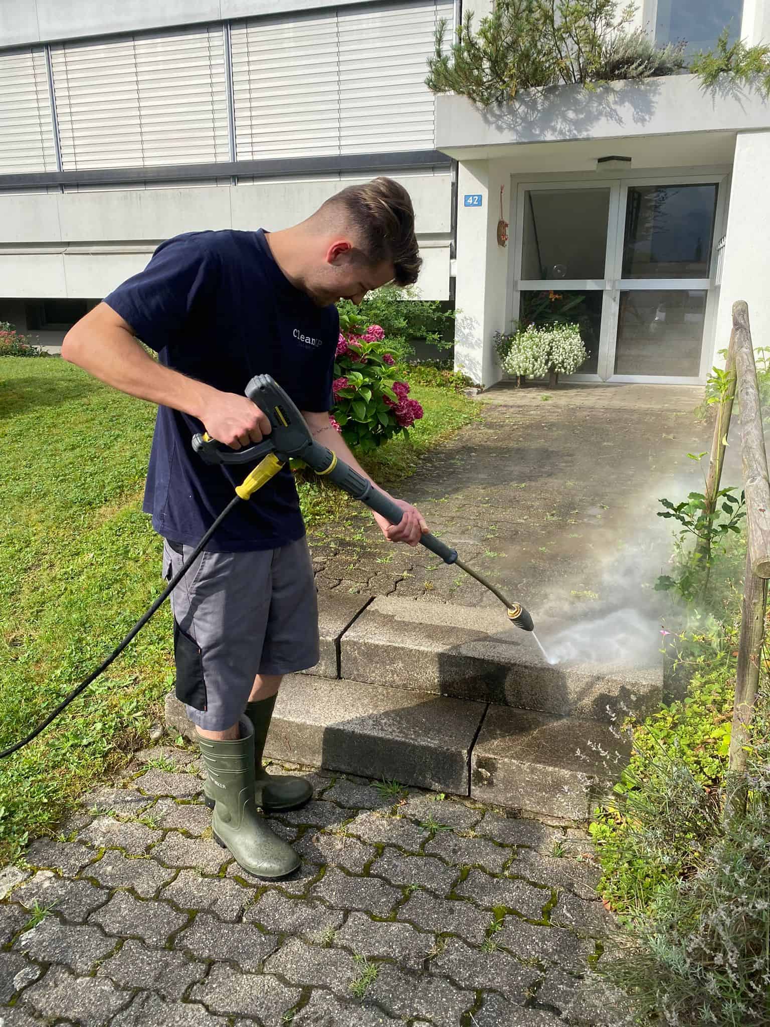CleanUP Saladin bei einer realen Fassaden- und Aussenreinigung