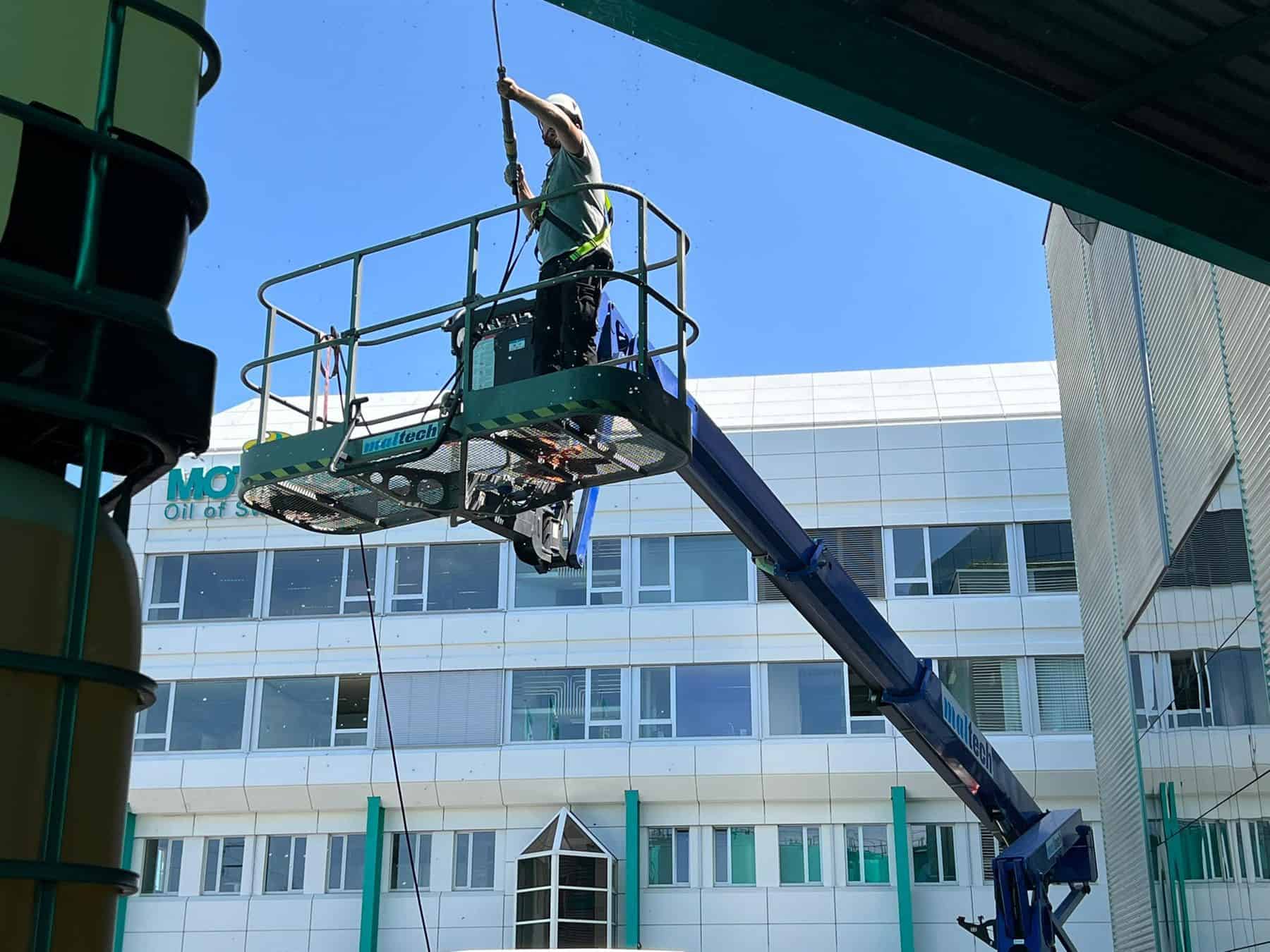 CleanUP Saladin bei der Fensterreinigung mit Hebebühne