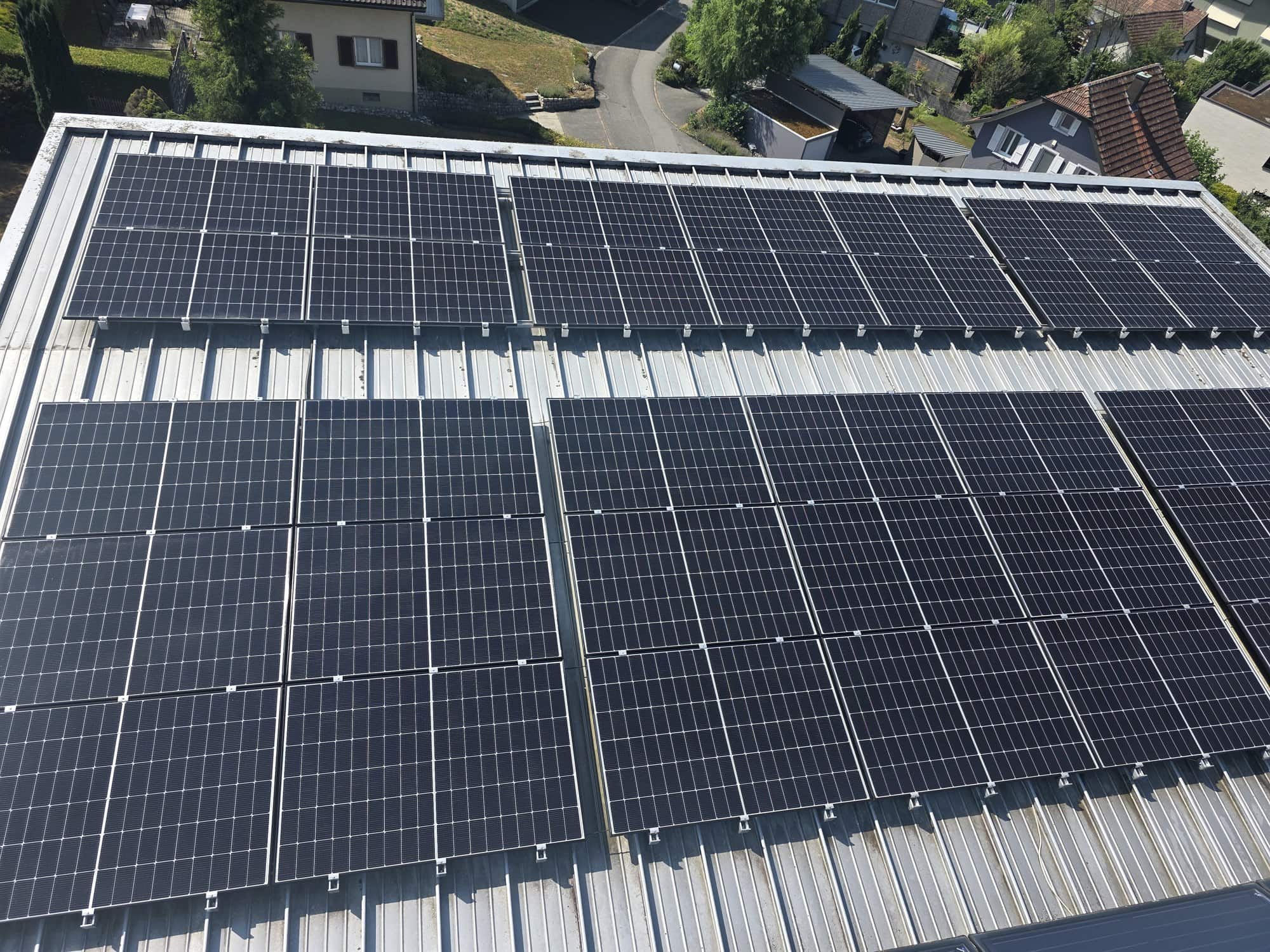 Photovoltaikanlage mit mehreren Modulfeldern auf einem Metalldach in Rothrist