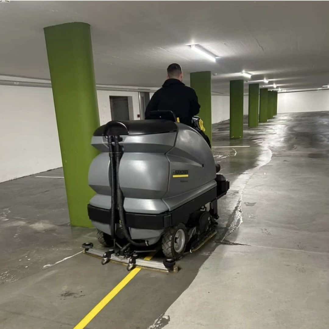 CleanUP Saladin Mitarbeiter reinigt eine Tiefgarage mit einer Aufsitz-Scheuersaugmaschine