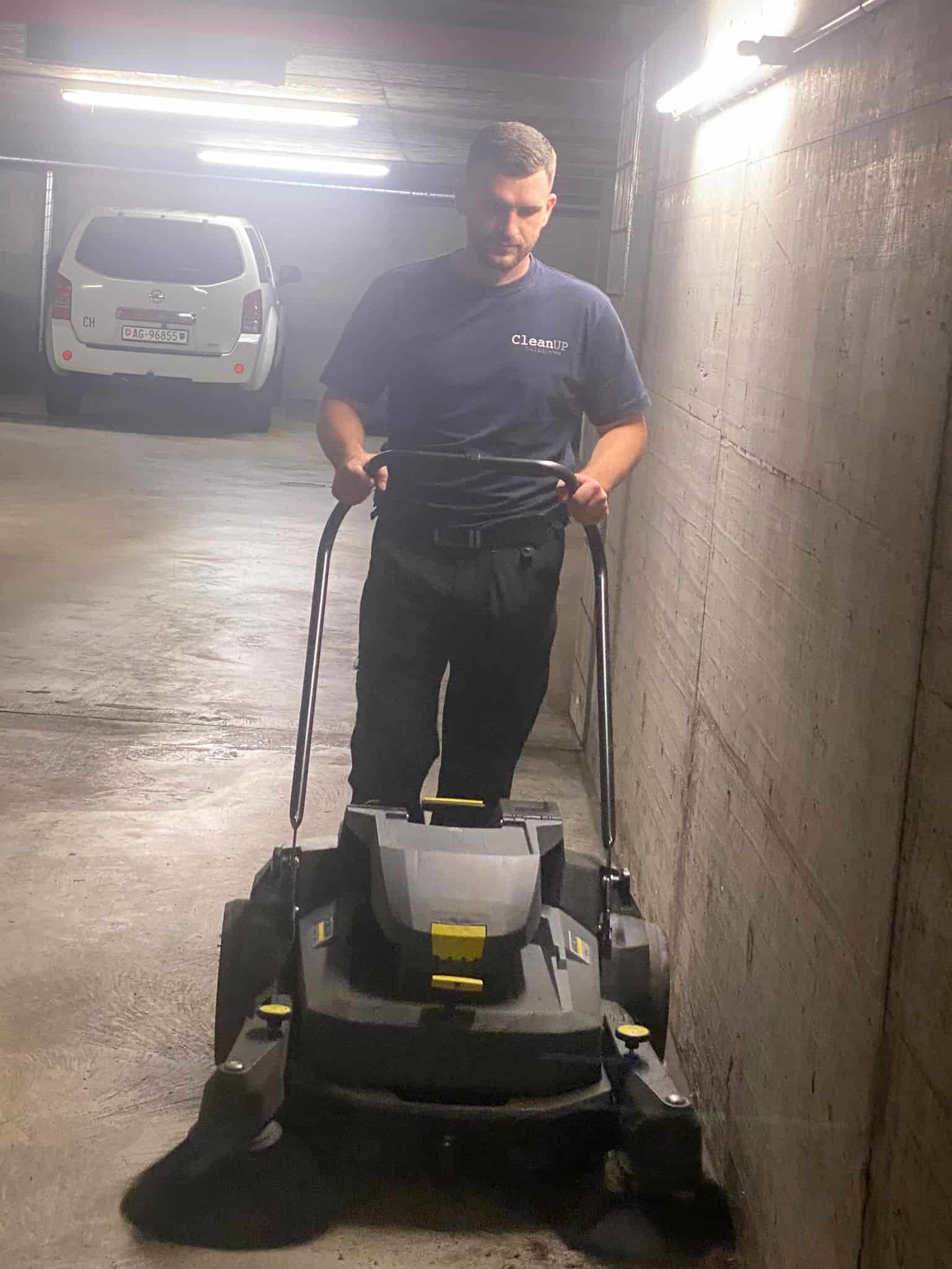 Mitarbeiter von Cleanup Saladin GmbH bei der maschinellen Tiefgaragenreinigung in Suhr