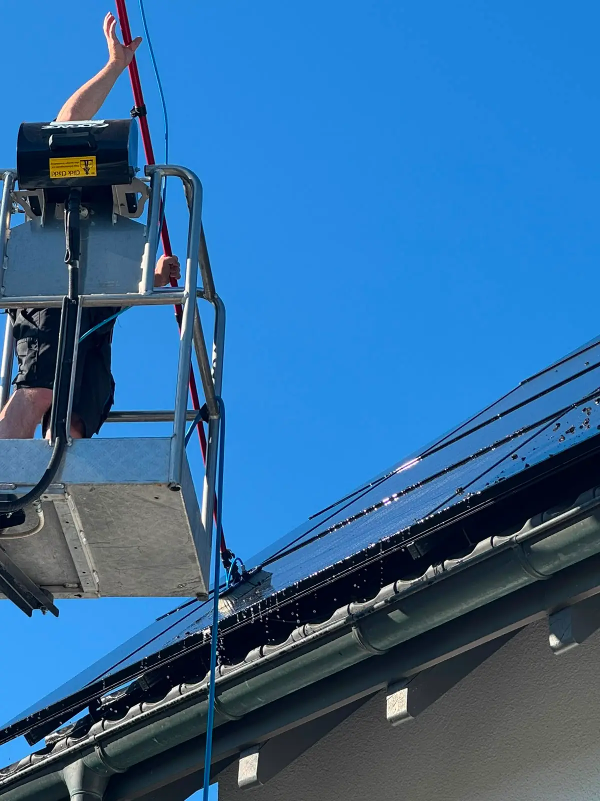 Solarreinigung in Fislisbach mit Hebebühne und Teleskopstange